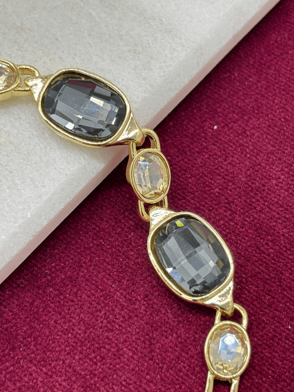 Parlak Koyu ve Açık Renkli Taşlardan Oluşan Gold Bileklik