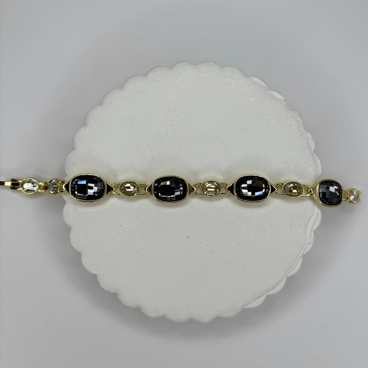 Parlak Koyu ve Açık Renkli Taşlardan Oluşan Gold Bileklik