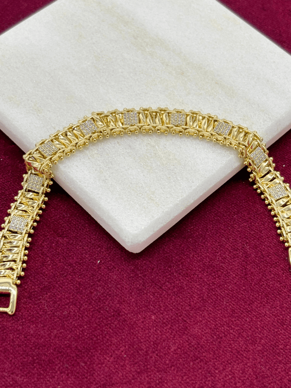 Silver Kare Taşlı Gold Örme Model Bileklik