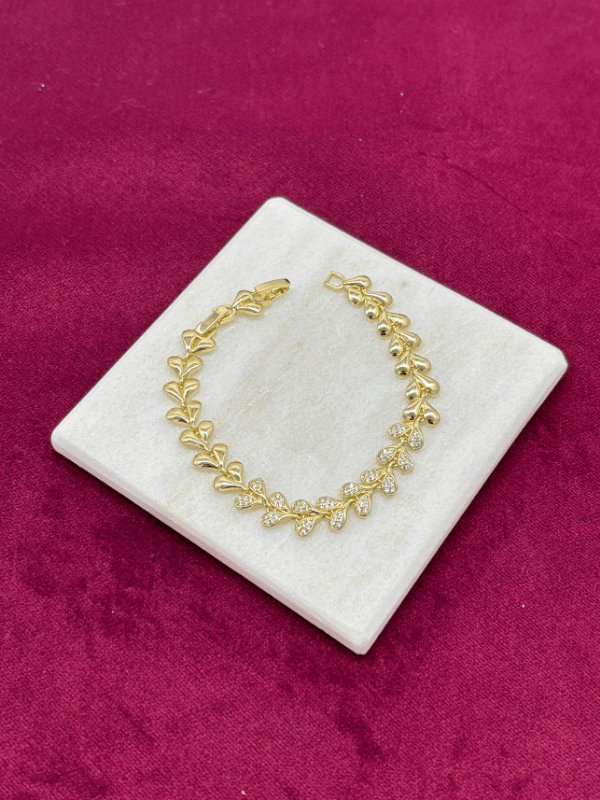 Parlak ve Taşlı Kalp Figürlü Gold Bileklik