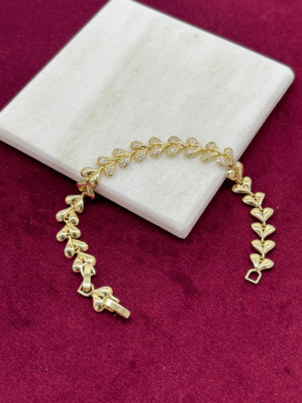 Parlak ve Taşlı Kalp Figürlü Gold Bileklik