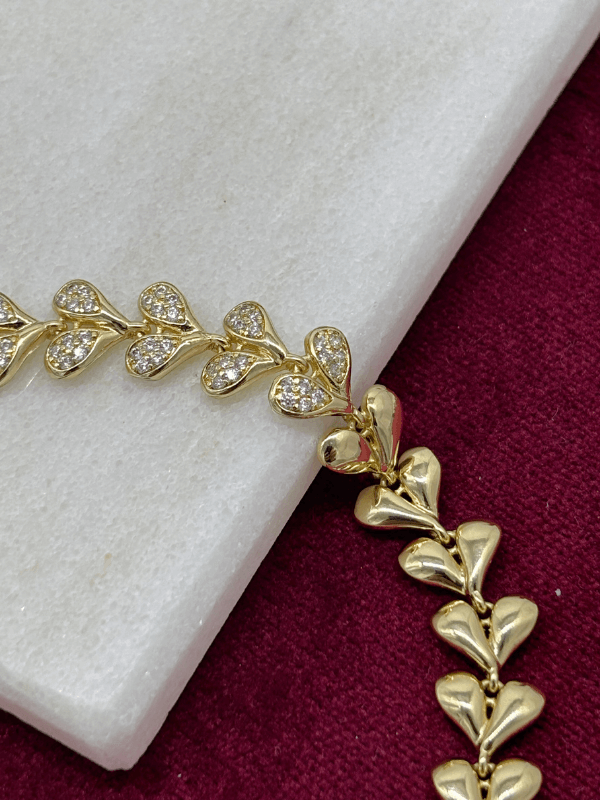 Parlak ve Taşlı Kalp Figürlü Gold Bileklik