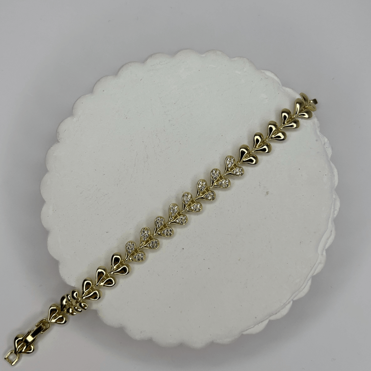 Parlak ve Taşlı Kalp Figürlü Gold Bileklik