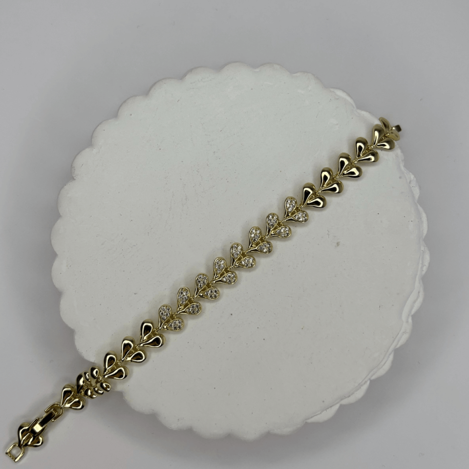 Parlak ve Taşlı Kalp Figürlü Gold Bileklik