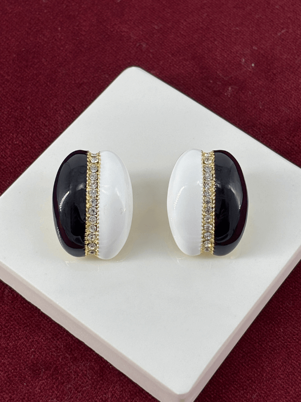 Siyah ve Beyaz Renkli Altın Taşlı Detaylı Büyük Küpe