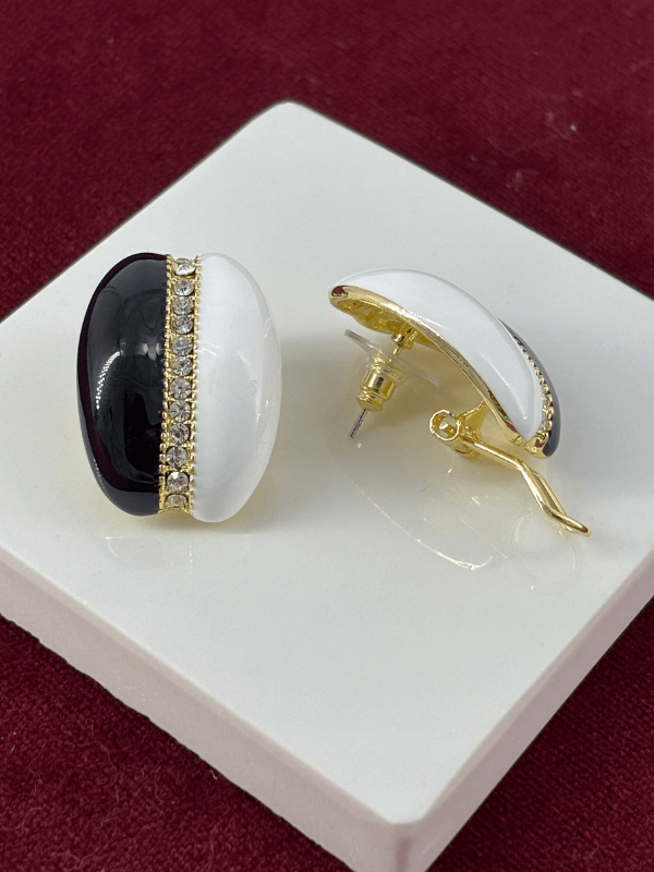 Siyah ve Beyaz Renkli Altın Taşlı Detaylı Büyük Küpe