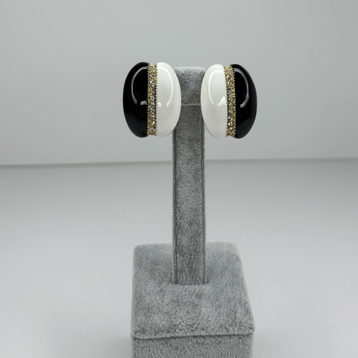 Siyah ve Beyaz Renkli Altın Taşlı Detaylı Büyük Küpe