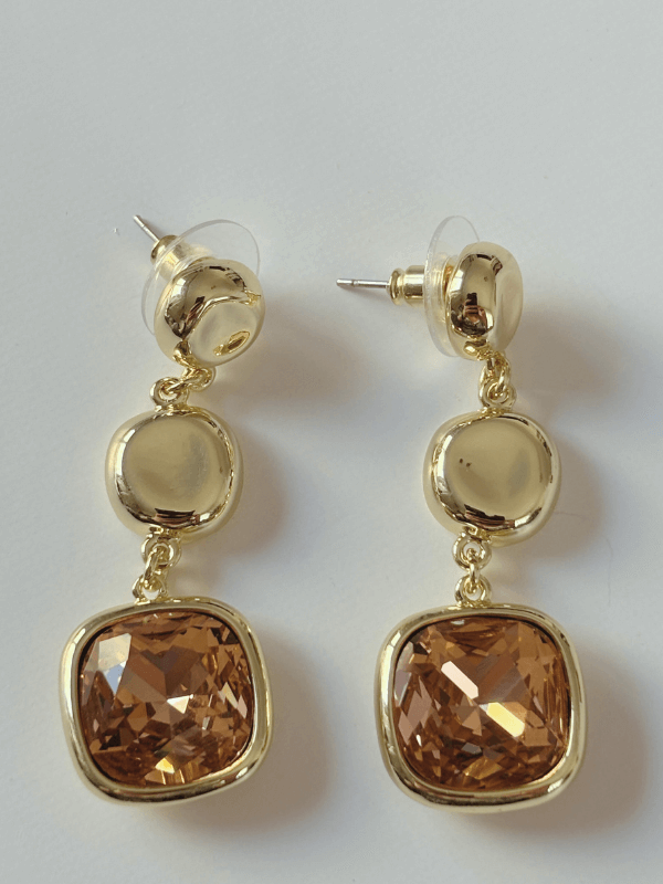 Açık Pembe Tonlarında Kare Şekilli Sallantılı Gold Küpe