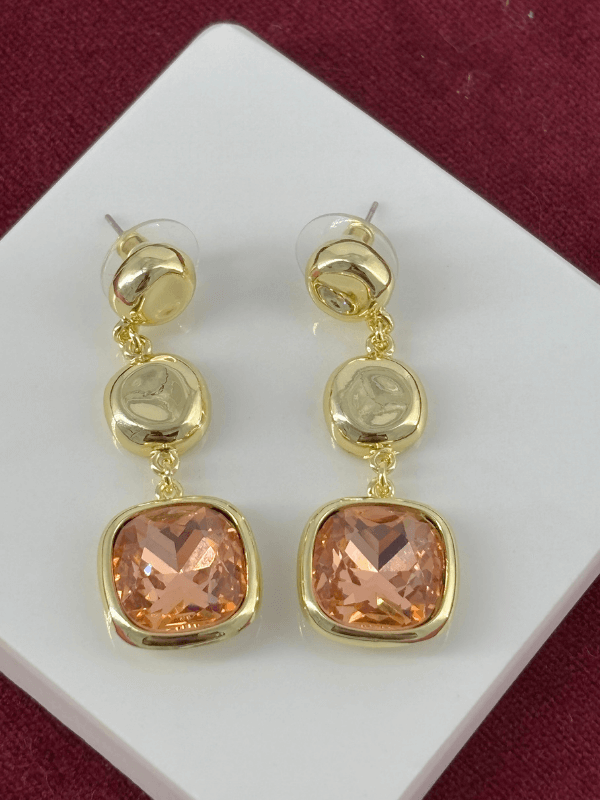 Açık Pembe Tonlarında Kare Şekilli Sallantılı Gold Küpe