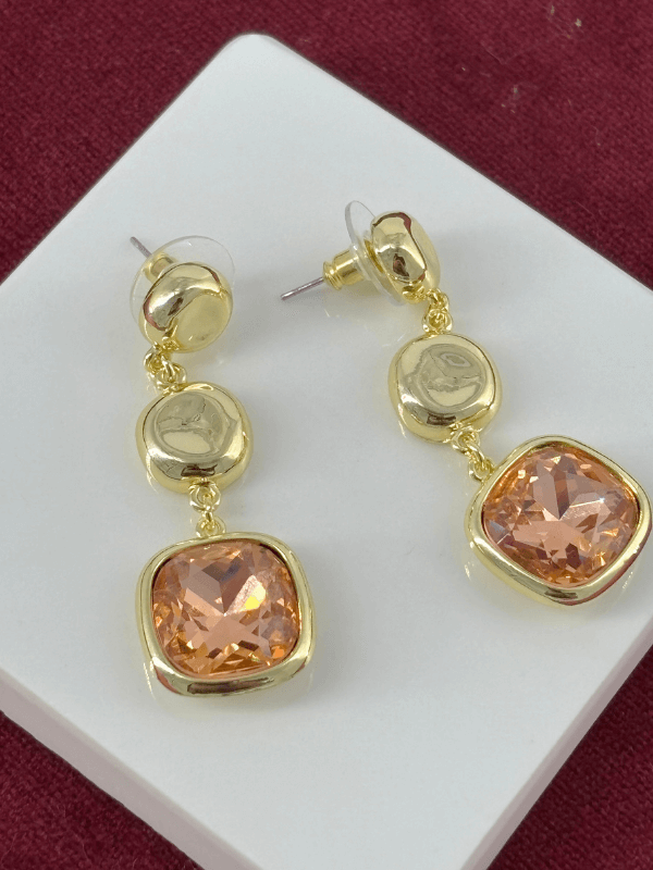 Açık Pembe Tonlarında Kare Şekilli Sallantılı Gold Küpe