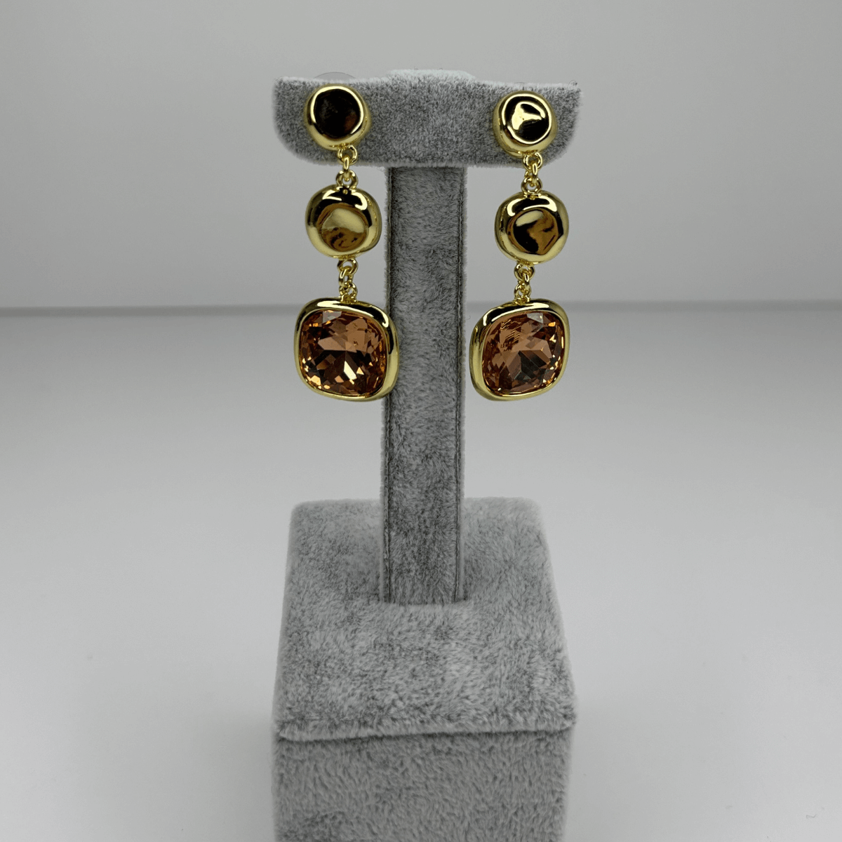 Açık Pembe Tonlarında Kare Şekilli Sallantılı Gold Küpe