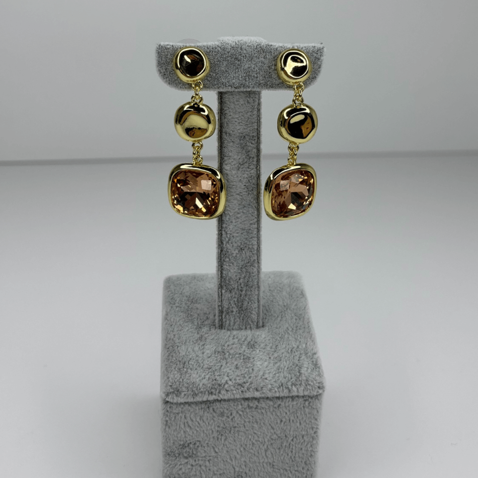 Açık Pembe Tonlarında Kare Şekilli Sallantılı Gold Küpe