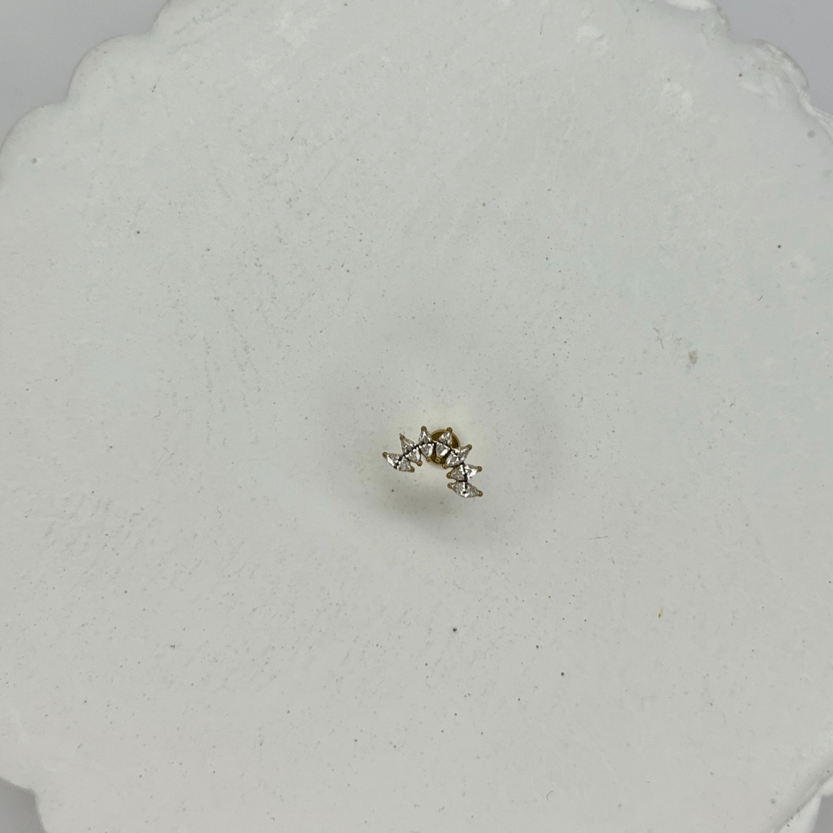 Oval Taş Detaylı ve Yay Şekilli Gold Piercing