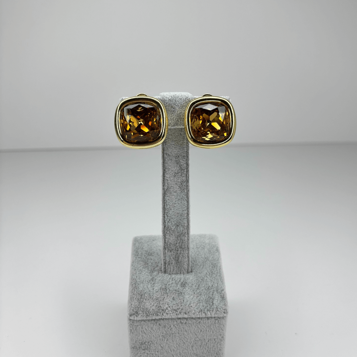 Kahve Tonlarında Parlak Kare Şekilli Gold Renkli Küpe