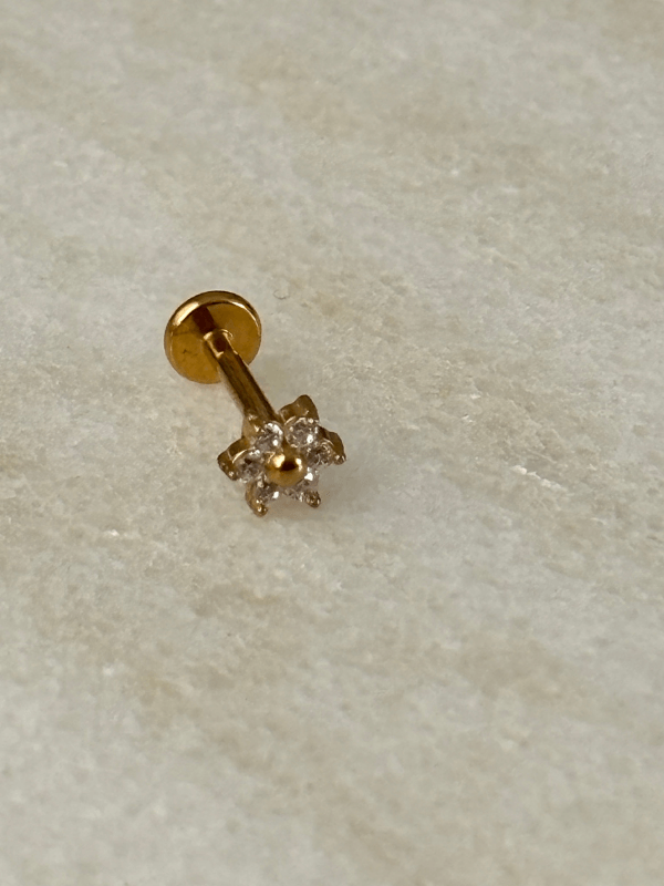 Minimal Güneş Şekilli ve Taşlı Gold Piercing