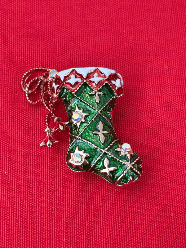 Yeşil Renkli Parlak Taşlı Yılbaşı Çorap Figürlü Gold Broş