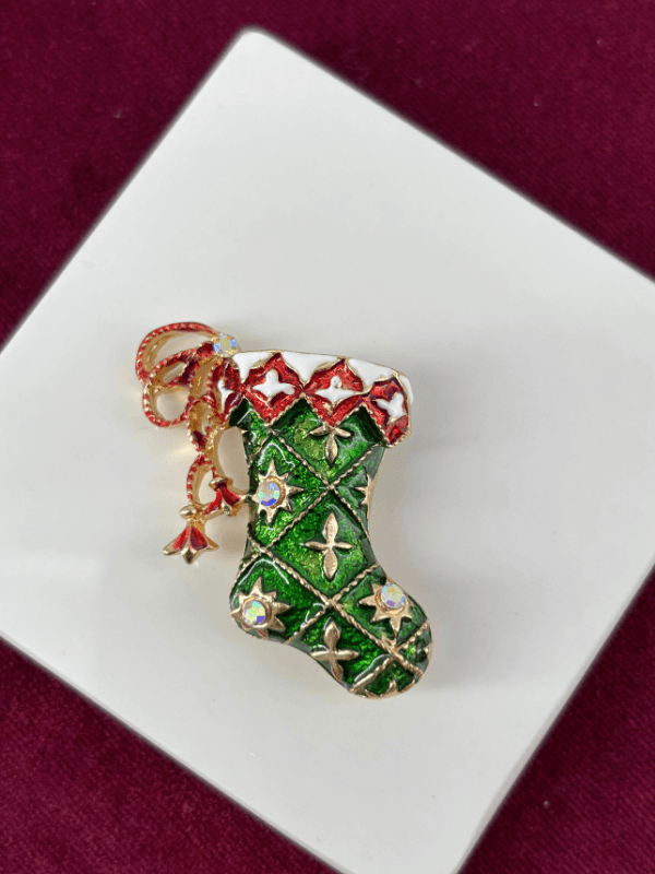Yeşil Renkli Parlak Taşlı Yılbaşı Çorap Figürlü Gold Broş