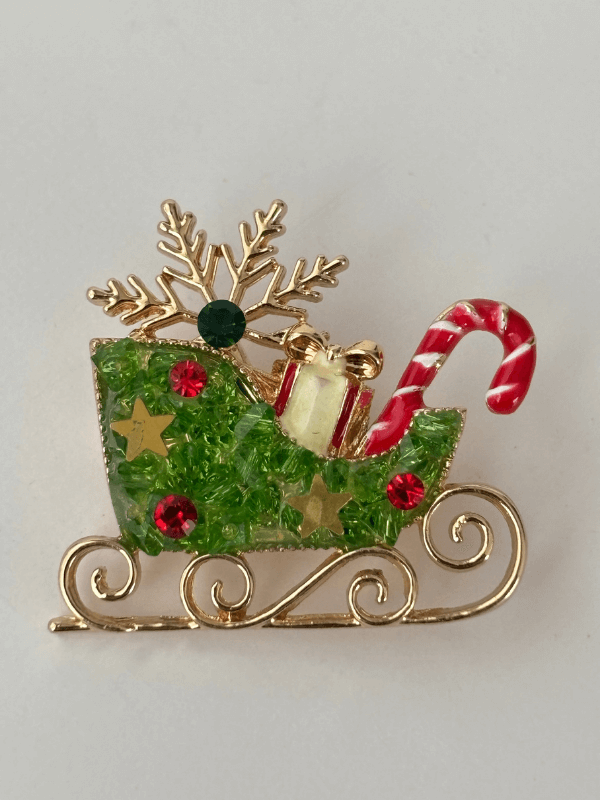 Yeşil Renkli ve Parlak Taşlı Yılbaşı Kızak Figürlü Gold Broş