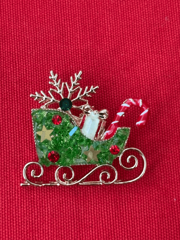Yeşil Renkli ve Parlak Taşlı Yılbaşı Kızak Figürlü Gold Broş
