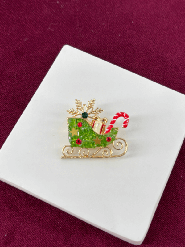 Yeşil Renkli ve Parlak Taşlı Yılbaşı Kızak Figürlü Gold Broş