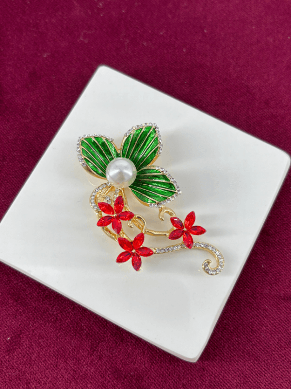 Zümrüt Yeşili ve Kırmızı Çiçekli İnci ve Taş Detaylı Gold Broş