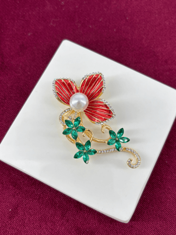 Kımızı ve Zümrüt Yeşili Çiçekli İnci ve Taş Detaylı Gold Broş