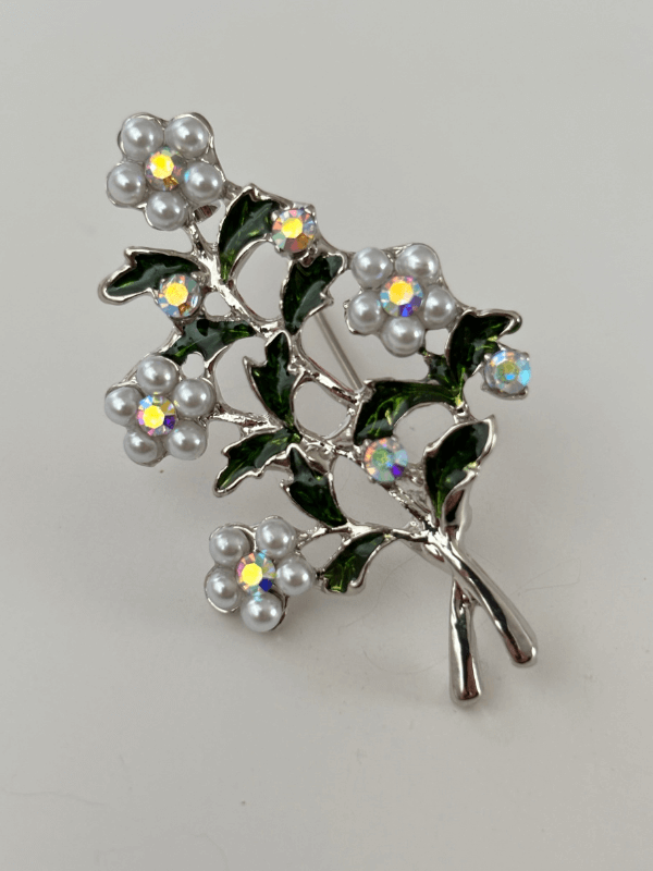 Yeşil Yapraklı Beyaz İnci ve Taş Detaylı Çiçekli Silver Broş