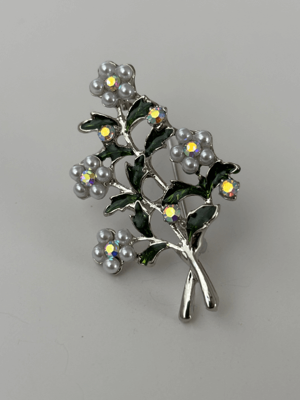 Yeşil Yapraklı Beyaz İnci ve Taş Detaylı Çiçekli Silver Broş