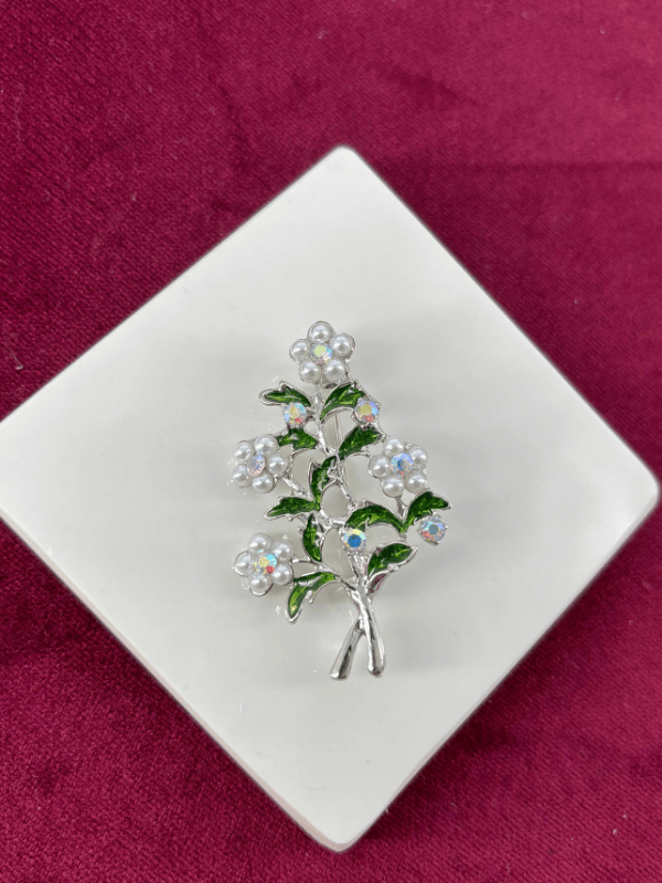 Yeşil Yapraklı Beyaz İnci ve Taş Detaylı Çiçekli Silver Broş