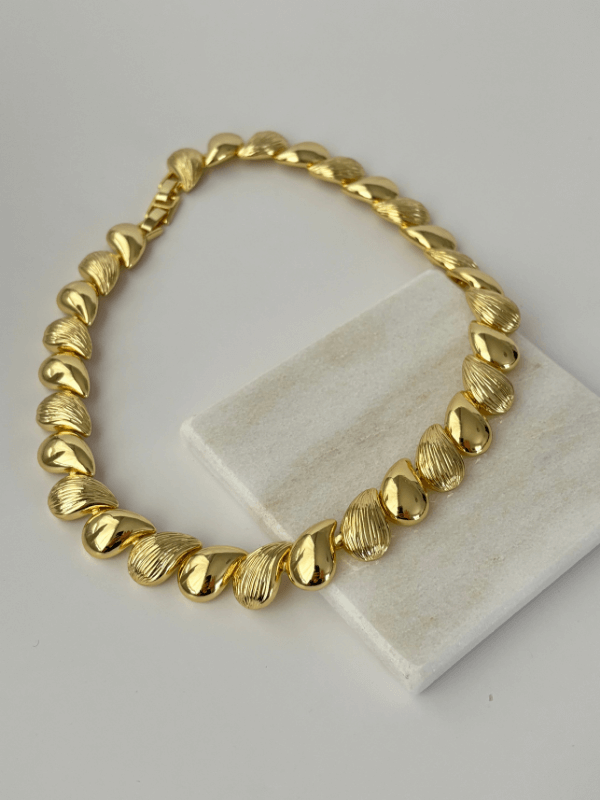 Parlak ve Desenli Altın Renkli Damla Şekilli Gold Kolye