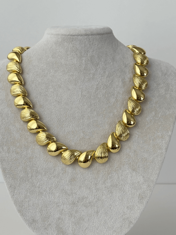 Parlak ve Desenli Altın Renkli Damla Şekilli Gold Kolye