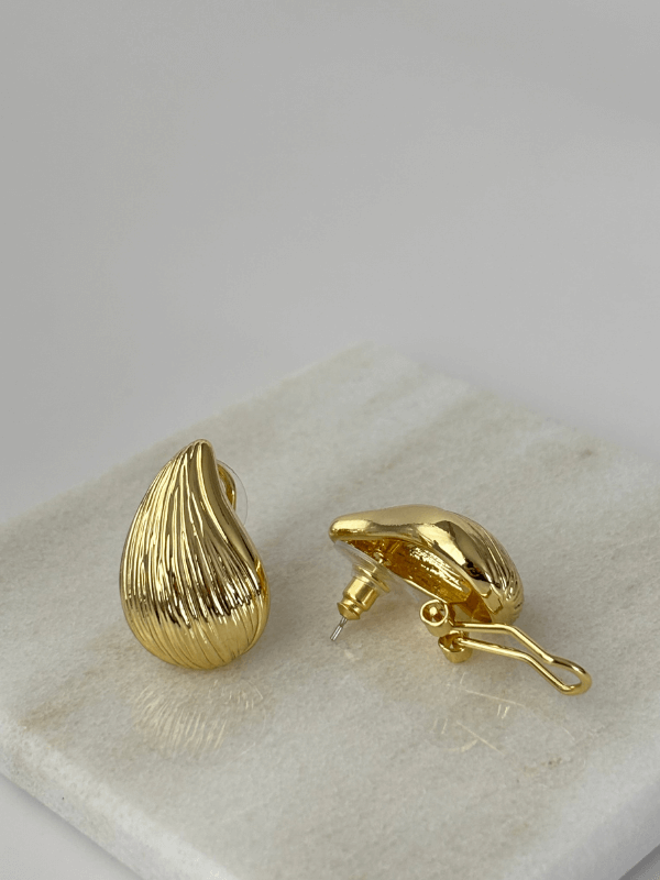 Parlak ve Desenli Altın Renkli Damla Şekilli Gold Küpe