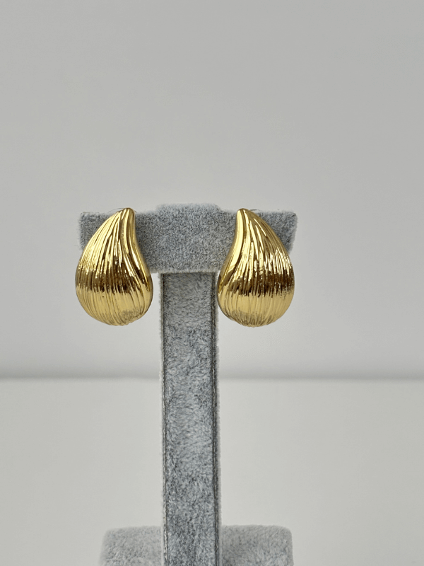 Parlak ve Desenli Altın Renkli Damla Şekilli Gold Küpe