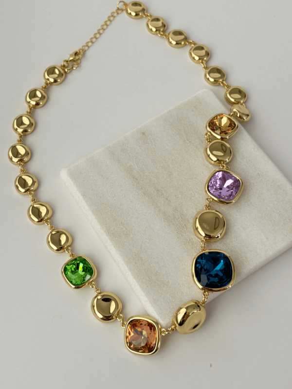 Parlak Renkli Taşlı Altın Detaylı Şekilli Gold Kolye