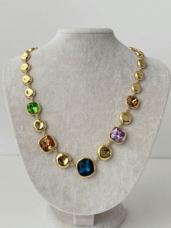 Parlak Renkli Taşlı Altın Detaylı Şekilli Gold Kolye