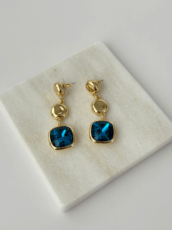 Parlak Renkli Taşlı Altın Detaylı Şekilli Gold Küpe