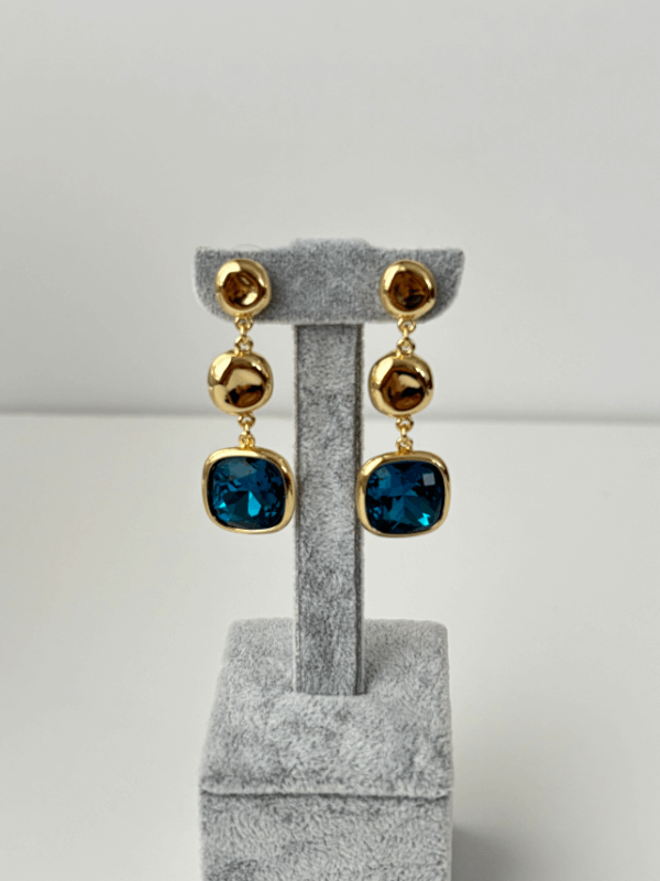 Parlak Renkli Taşlı Altın Detaylı Şekilli Gold Küpe