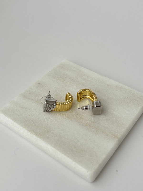 Çift Renkli Çizgili ve Taşlı Küpe