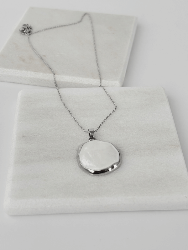 Beyaz Sedef Yansımalı Silver Renkli Kolye