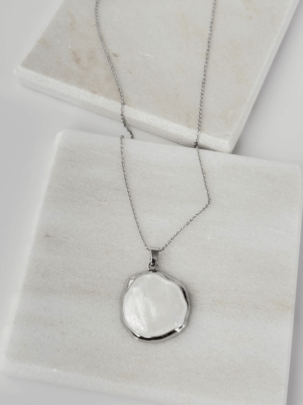 Beyaz Sedef Yansımalı Silver Renkli Kolye