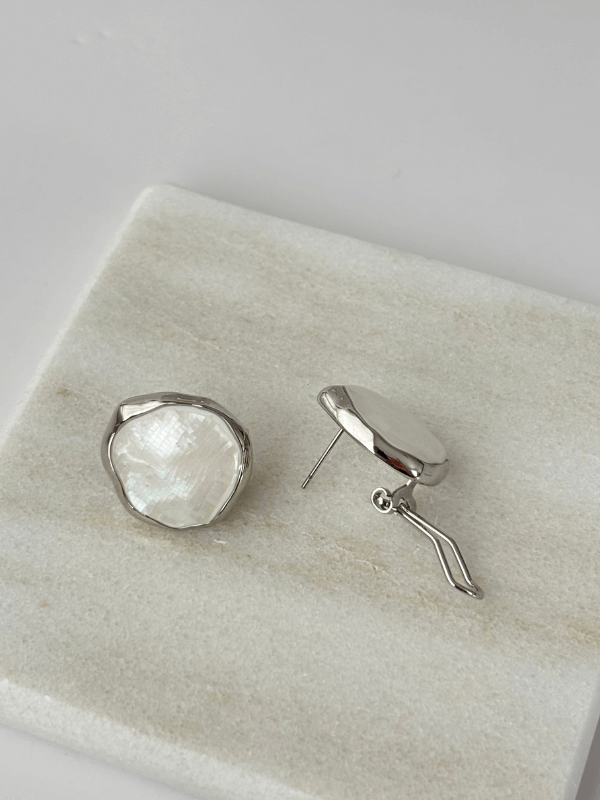 Beyaz Sedef Yansımalı Silver Renkli Küpe