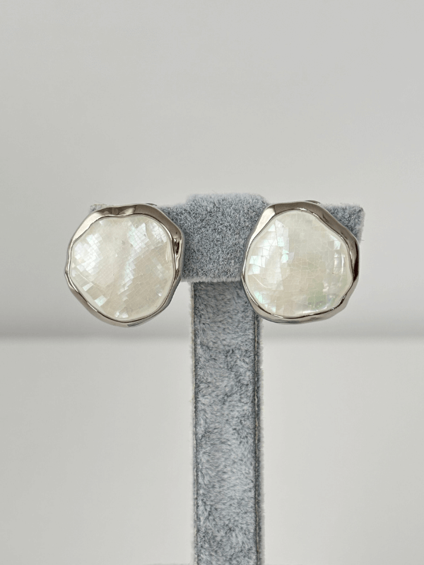 Beyaz Sedef Yansımalı Silver Renkli Küpe