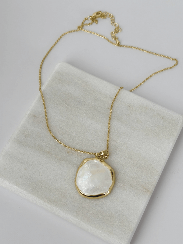 Beyaz Sedef Yansımalı Gold Renkli Kolye