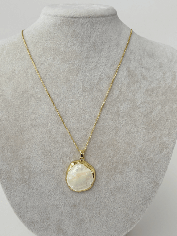 Beyaz Sedef Yansımalı Gold Renkli Kolye