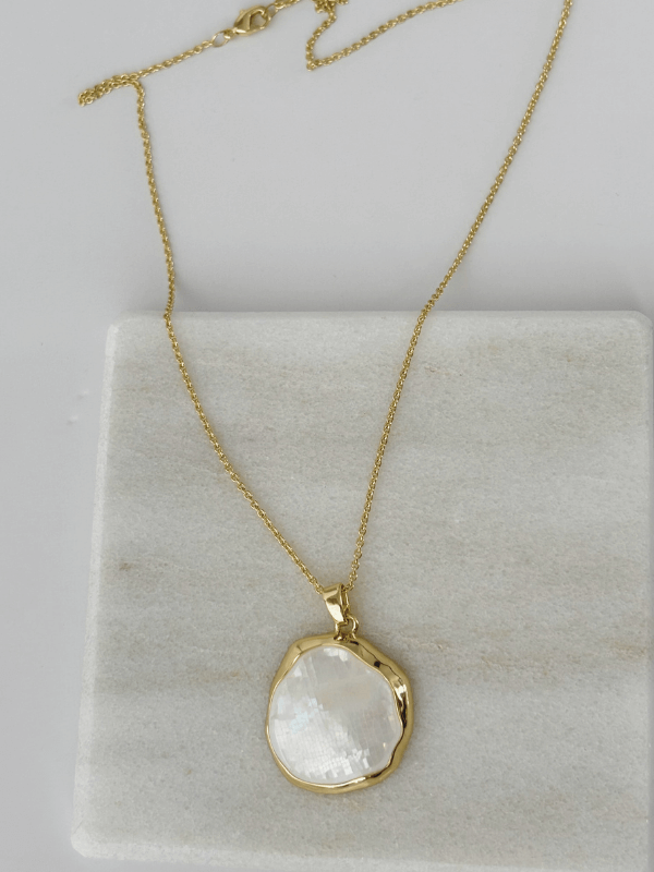 Beyaz Sedef Yansımalı Gold Renkli Kolye