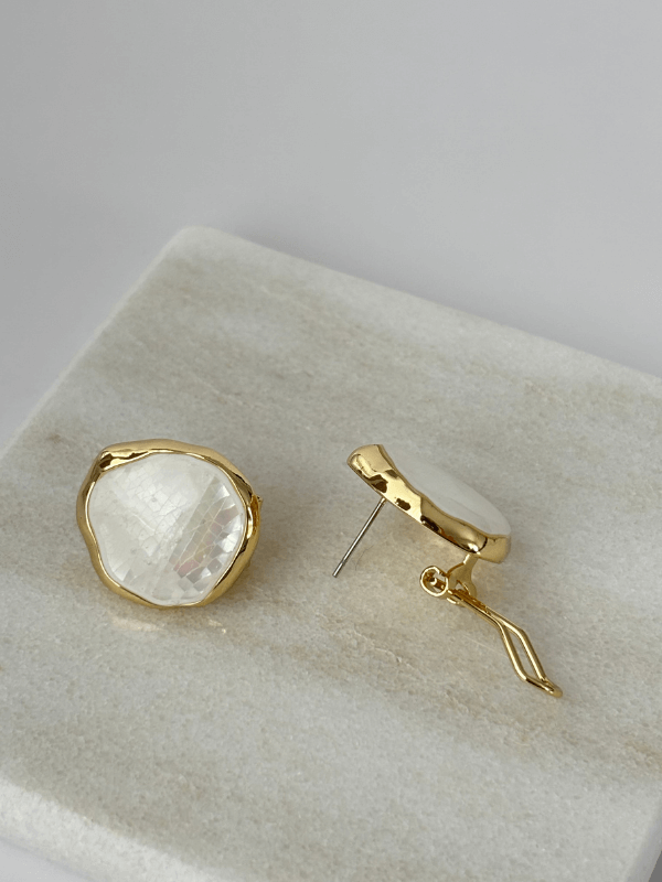 Beyaz Sedef Yansımalı Gold Renkli Küpe