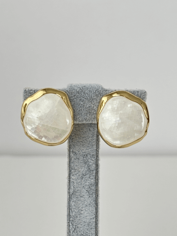 Beyaz Sedef Yansımalı Gold Renkli Küpe