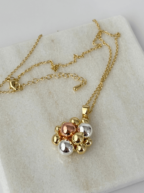 Üç Renkli Topçuk Şekilli Gold Kolye