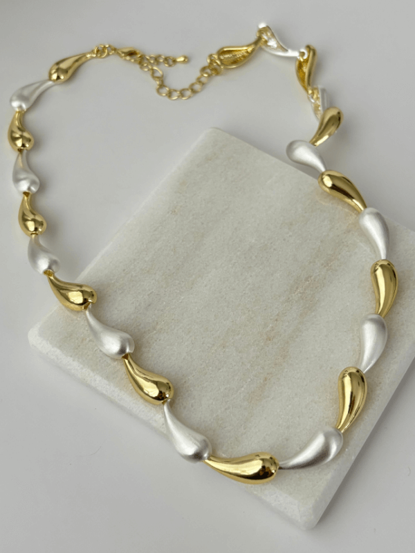 Beyaz ve Altın Renkli İnce Damla Şekilli Kolye