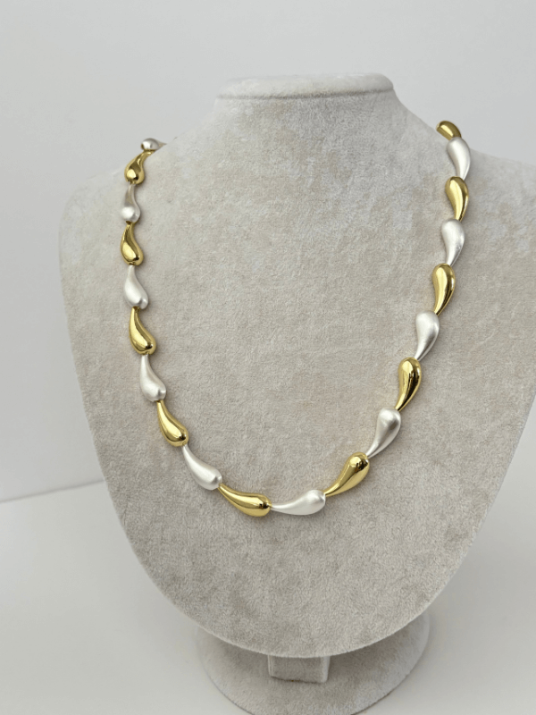 Beyaz ve Altın Renkli İnce Damla Şekilli Kolye